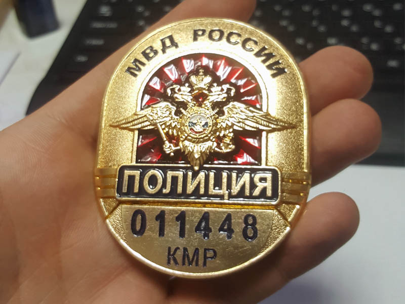 Гравировка номера на нагрудном знаке полиции МВД РОССИИ